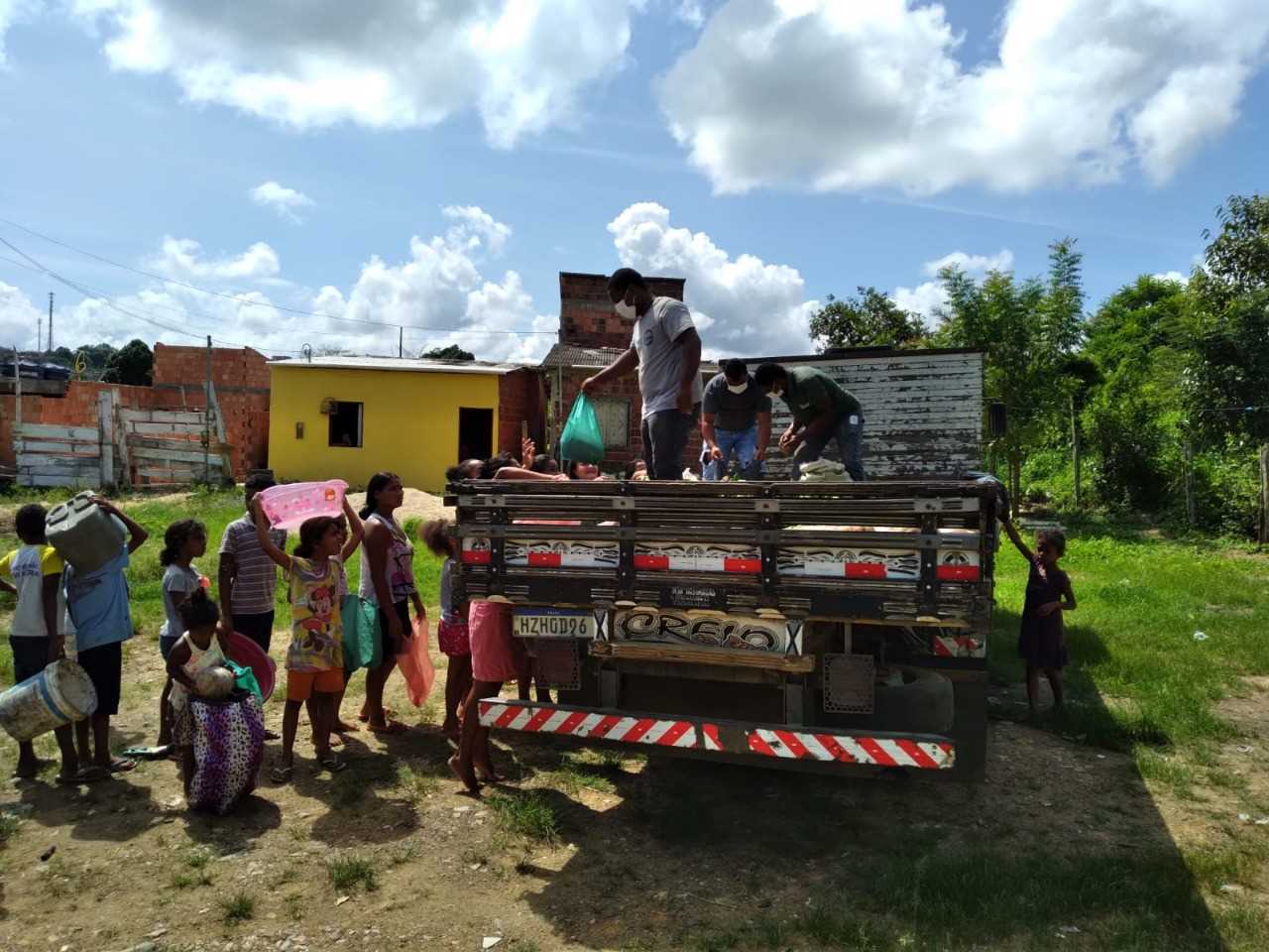 Camacã: Secretaria de Agricultura anuncia a chegada de água para 2 Assentamentos e faz entrega de alimentos para famílias